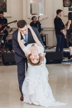 Romantik yeni evliler ilk lüks restoranda, tam uzunlukta dans