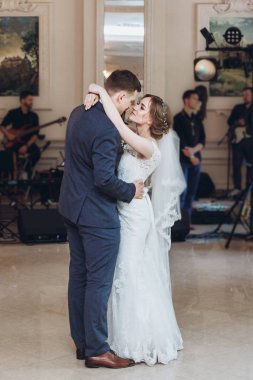 güzel gelin ve damat ilk dans restoranda gerçekleştirme tam uzunlukta