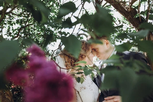 Šťastný Svatební Pár Objímat Zelené Zahradě Šťastné Manželství Okamžiky — Stock fotografie