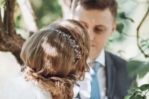 mutlu evlilik çift yeşil bahçesinde kucaklayan. mutlu bir evlilik anlar. 