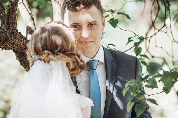 Lyckliga Bröllopsparet Omfamnar Grön Trädgård Lyckligt Äktenskap Stunder — Stockfoto