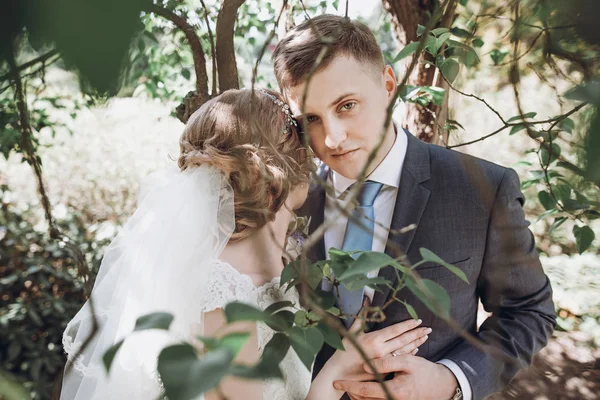 Feliz Boda Pareja Abrazando Verde Jardín Momentos Matrimonio Feliz —  Fotos de Stock