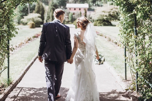 Romantik Düğün Anı Portre Gelin Damat Gülümseyen Yeni Evli Çiftin — Stok fotoğraf