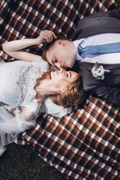Όμορφη Πανέμορφη Νύφη Και Γαμπρός Ξαπλωμένος Tweed Κουβέρτα Στο Πάρκο — Φωτογραφία Αρχείου