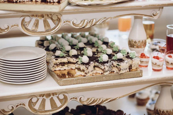 리셉션 테이블에 가까운 스러운 레스토랑 장소에 디저트를 케이크 — 스톡 사진