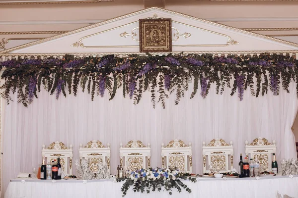 Розкішний Прикрашений Весільний Центр Фіолетовими Квітами Аранжування Нареченого Нареченого Стіл — стокове фото