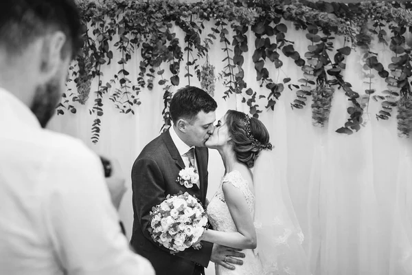 Pareja Recién Casados Primer Beso Pasillo Momento Ceremonia Boda Novia —  Fotos de Stock