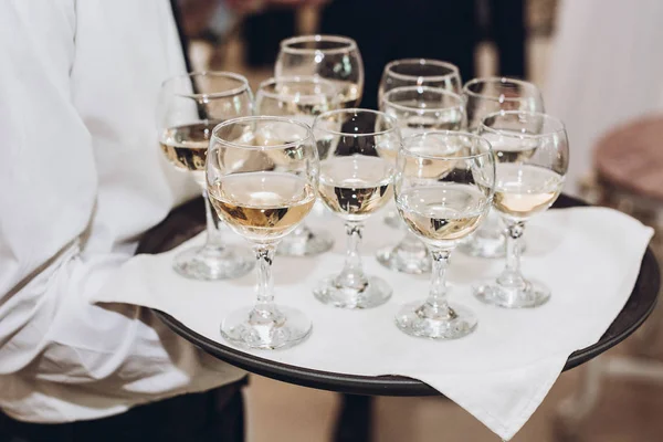 Glazen Champagne Wijn Lade Ober Serveren Champagne Bruiloft Receptie Restaurant — Stockfoto