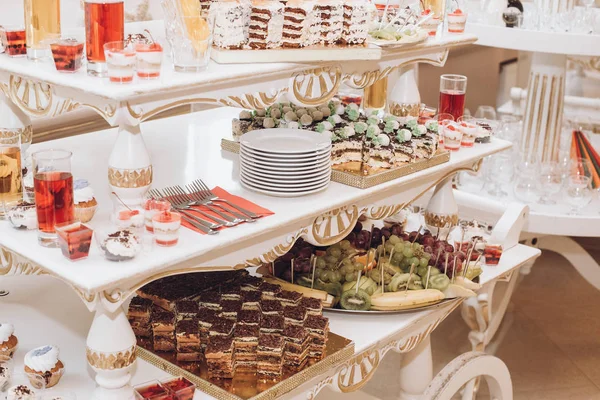 Lezzetli pasta, düğün Resepsiyon şeker bar masa yakın kadar lüks restoran mekan lezzetli tatlılar