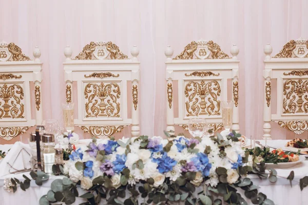 Прекрасний Квітковий Центр Столі Нареченого Нареченого Весіллі Прийом Розкішному Ресторані — стокове фото