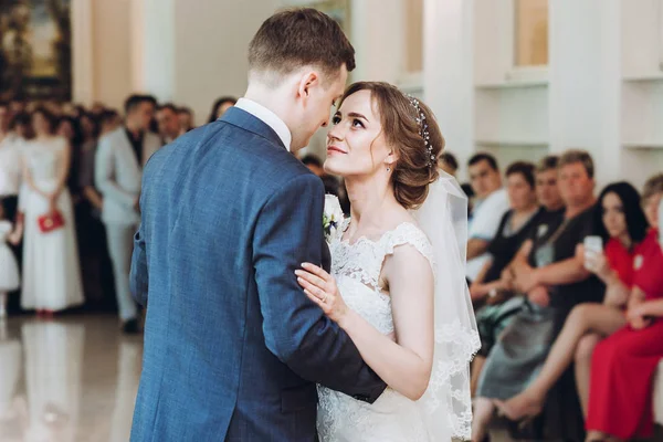 Bela Noiva Noivo Realizando Primeira Dança Momentos Casamento Feliz — Fotografia de Stock