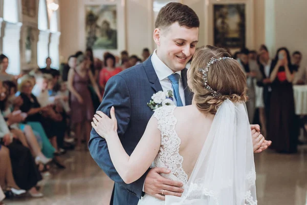 güzel gelin ve damat ilk dansı yapmak. mutlu bir evlilik anlar. 