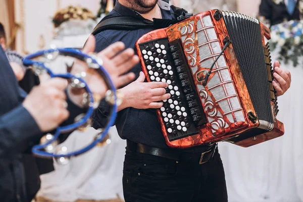 Muzikanten Spelen Accordeon Tamboerijn Muzikale Band Uitvoeren Bij Bruiloft Receptie — Stockfoto