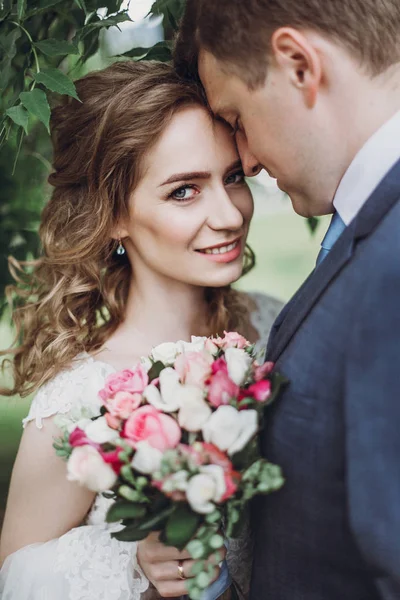 Romantyczny Ślub Moment Para Nowożeńcy Przytulanie Zewnątrz Bukietem Młody Portret — Zdjęcie stockowe