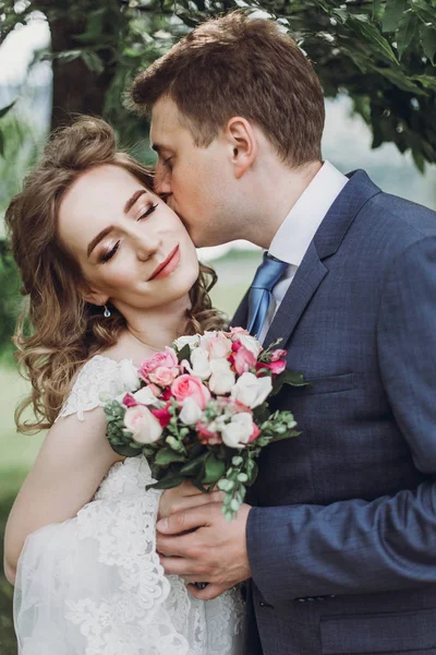 Noivo Sensual Beijando Noiva Bonita Bochecha Retrato Casal Recém Casado — Fotografia de Stock