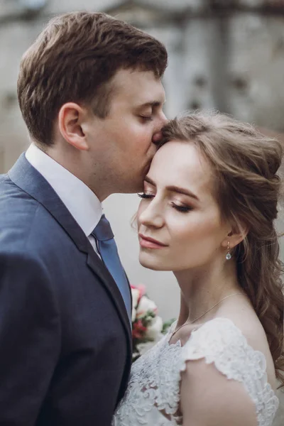 Noivo Sensual Beijando Noiva Bonita Testa Retrato Casal Recém Casado — Fotografia de Stock