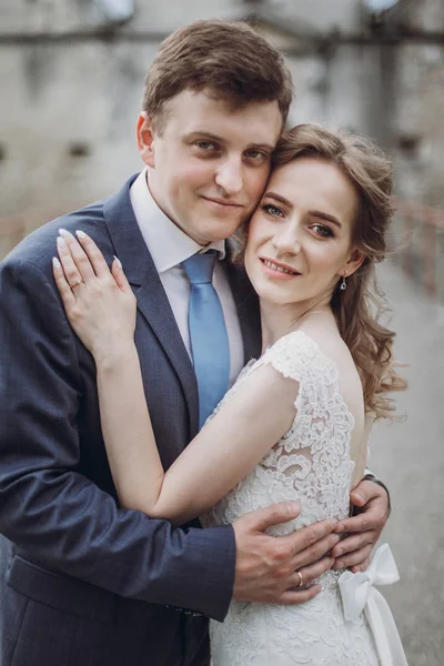 Šťastný Pár Novomanželů Lodě Poblíž Hradu Pohádkové Svatební Okamžik Krásná — Stock fotografie