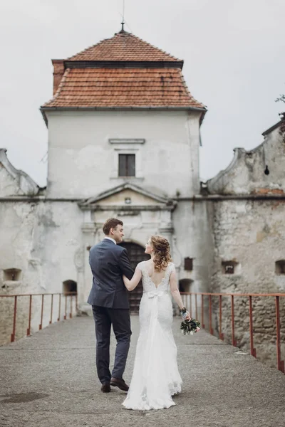 güzel güzel gelin ve damat yürüyüş. sarılma ve eski kalede kucaklayan mutlu evlilik çift. mutlu romantik anlar. kaçış kavramı. şehvetli aşk. metin için yer