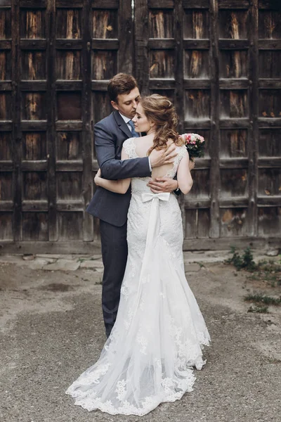 güzel güzel gelin ve damat öpüşme. sarılma ve eski kalede kucaklayan mutlu evlilik çift. mutlu romantik anlar. kaçış kavramı. şehvetli aşk. metin için yer