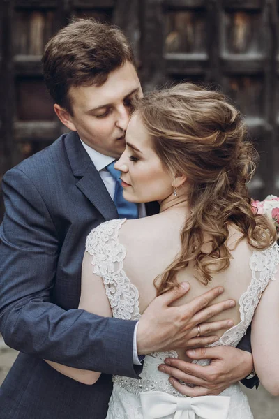 Feliz Pareja Recién Casados Posando Cerca Antiguas Puertas Del Castillo —  Fotos de Stock