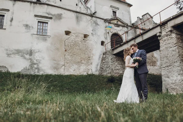 Krásná Nádherná Nevěsta Ženich Procházky Sunny Park Líbání Šťastný Svatební — Stock fotografie