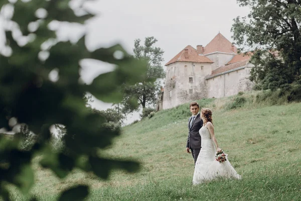 Casal Lindo Recém Casados Mãos Dadas Livre Cercado Pela Natureza — Fotografia de Stock