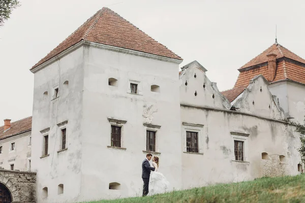 güzel güzel gelin ve damat açık havada poz. sarılma ve eski kalede kucaklayan mutlu evlilik çift. mutlu romantik anlar. kaçış kavramı. şehvetli aşk. metin için yer