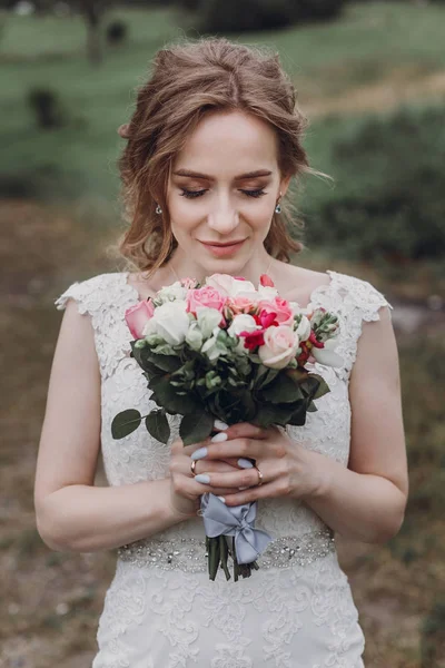 Hermosa Novia Vestido Novia Blanco Celebración Ramo Sonriente Novia Recién — Foto de Stock