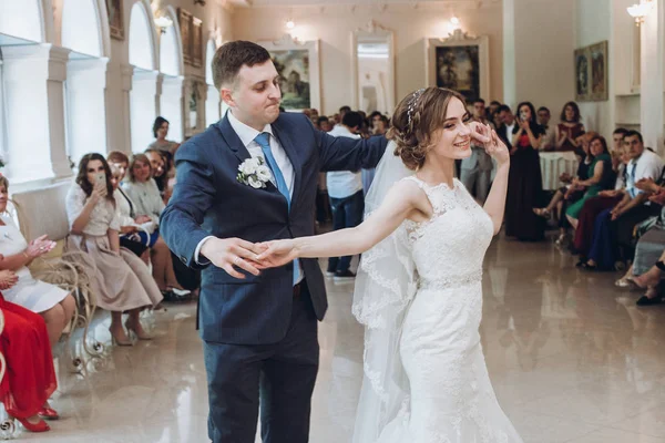 Feliz Novia Novio Bailando Sala Del Hotel Momento Boda Sensual — Foto de Stock