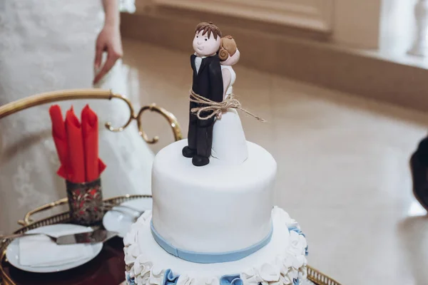 Lustiger Hochzeitstortentopper Figuren Von Braut Und Bräutigam Mit Seil Zusammengebunden — Stockfoto