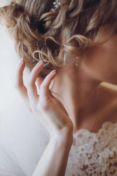 スタイリッシュな花嫁ヘアスタイル 髪をすぐに準備を幸せな花嫁 — ストック写真