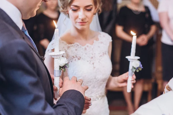結婚指輪を交換します 司祭は教会結婚式結婚で 新郎新婦の指に金の指輪を置くこと 伝統的な宗教的な結婚式 — ストック写真