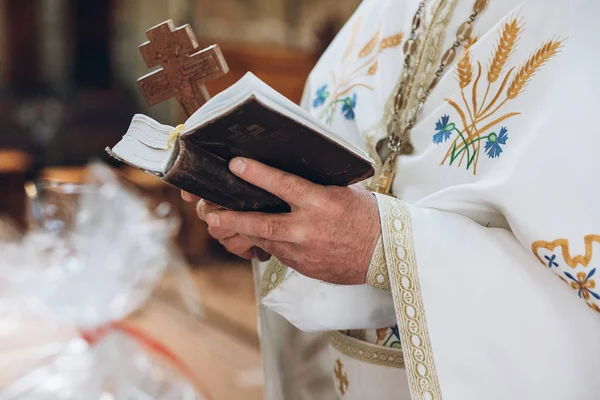 Pap Gazdaság Biblia Szent Könyv Kezében Egy Ember Imádkozott Templomban — Stock Fotó