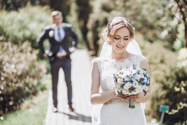 Feliz Boda Pareja Relajante Verde Jardín —  Fotos de Stock