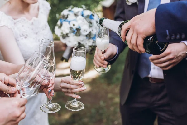 Paar Jonggehuwden Bruid Bruidegom Samen Met Bruidsmeisjes Groomsmen Drinken Champagne — Stockfoto