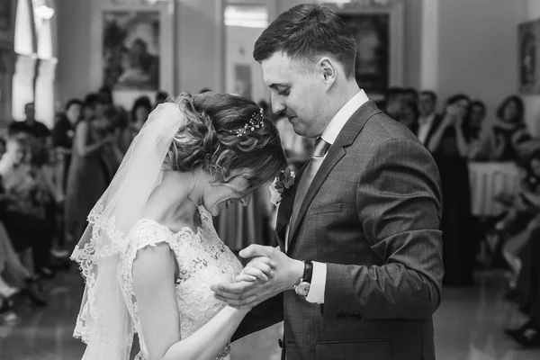 mutlu evlilik çift düğün restoranda dans. mutlu bir evlilik anlar, tek renkli