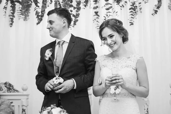 Novia Feliz Novio Con Copas Champán Tostadas Recepción Boda Monocromo —  Fotos de Stock