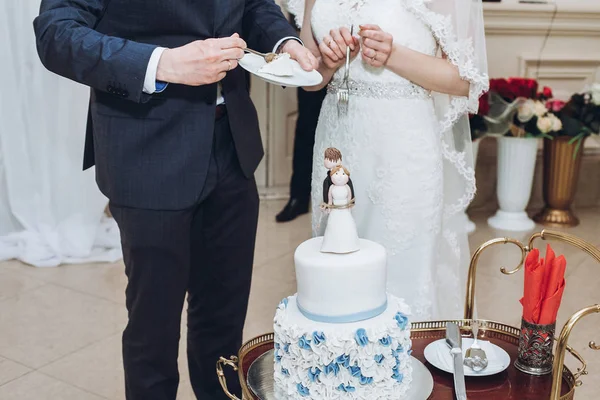 Весільна Пара Дегустує Разом Смачний Весільний Торт Блакитними Квітами Статуетками — стокове фото