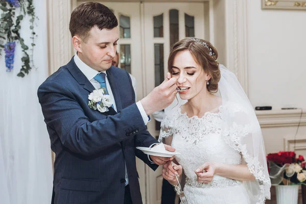 Pareja Boda Degustación Juntos Delicioso Pastel Bodas Con Flores Azules —  Fotos de Stock