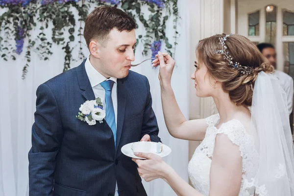 Sposa Alimentazione Torta Sposo Coppia Sposi Degustazione Torta Ricevimento Nozze — Foto Stock