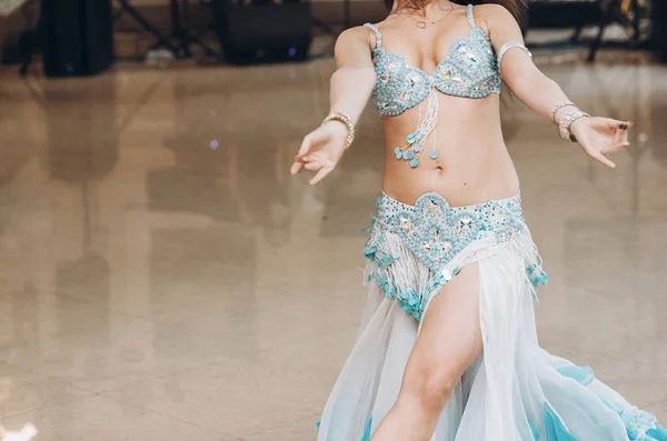 Oříznout Fotografii Ženy Modrém Kostýmu Provedení Východní Tanec — Stock fotografie
