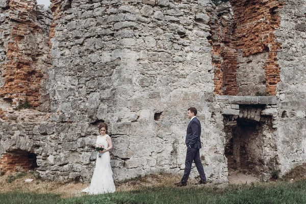 Pareja Recién Casada Posando Cerca Pared Del Antiguo Castillo Boda — Foto de Stock