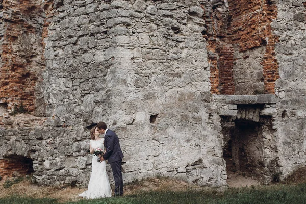 Newlywed Para Pozowanie Pobliżu Starych Murów Zamku Bajkowy Ślub Starożytnym — Zdjęcie stockowe