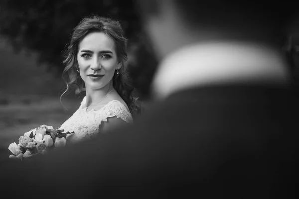 Wunderschöne Romantische Braut Elegantem Hochzeitskleid Mit Blick Auf Den Bräutigam — Stockfoto