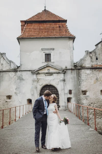 Mooie Prachtige Bruid Bruidegom Kussen Verheugd Huwelijksfeest Paar Knuffelen Omarmen — Stockfoto