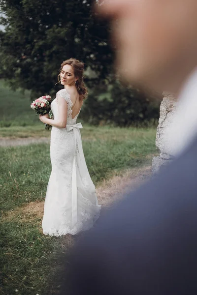 Wunderschöne Wunderschöne Braut Posiert Und Schaut Den Bräutigam Glückliches Hochzeitspaar — Stockfoto