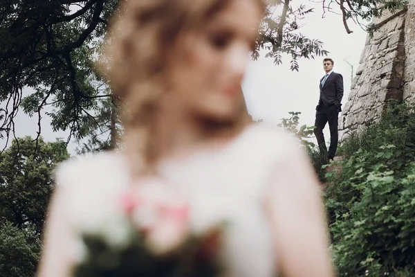 Wunderschöne Braut Und Bräutigam Posiert Freien Glückliches Hochzeitspaar Das Sich — Stockfoto