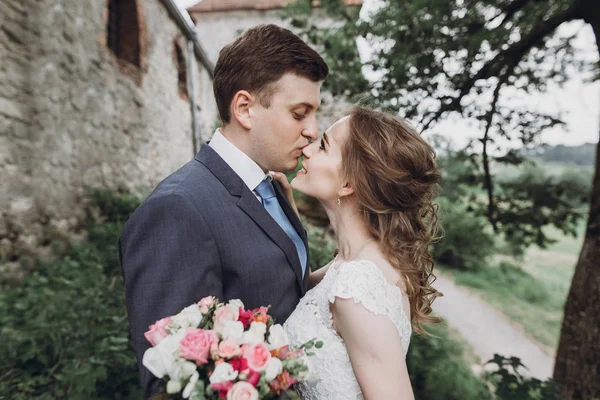 Vackra Vackra Bruden Och Brudgummen Promenader Solig Park Och Kyssar — Stockfoto