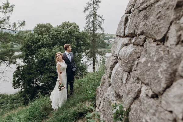 Wunderschöne Braut Und Bräutigam Posiert Freien Glückliches Hochzeitspaar Das Sich — Stockfoto