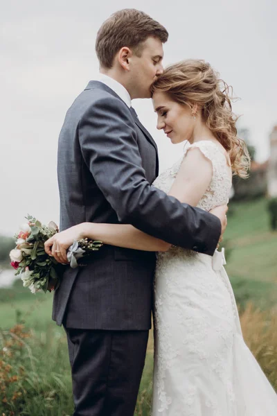 Stilig Brudgummen Omfamnande Vacker Brud Och Tittar Kameran Lyckligt Nygifta — Stockfoto